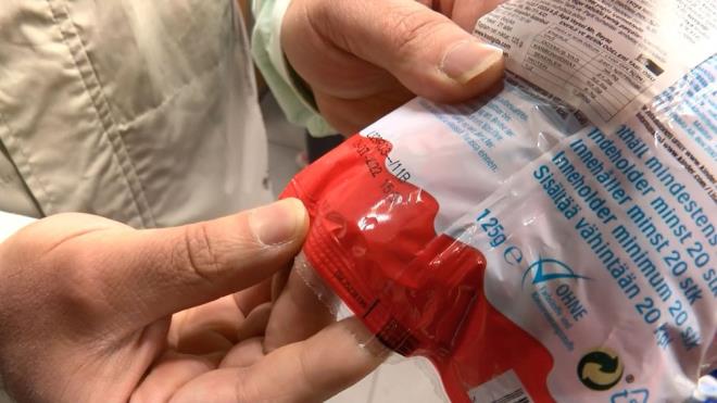 stanbul'da Kinder denetimi - 2  MARKETTE TESPT EDLEN RNE EL KONULDU    Toplam 750 kiiden oluan gda denetim ekipleri, marketleri dolat ve raflardaki rnlerin son kullanma tarihleri ile kodlarn kontrol etti.    Ekipler bir markette, toplatlma karar bulunan rne rastlad. Market sahibine konuyla ilgili bilgilendirme yapan ekipler, rne ise el koydu.