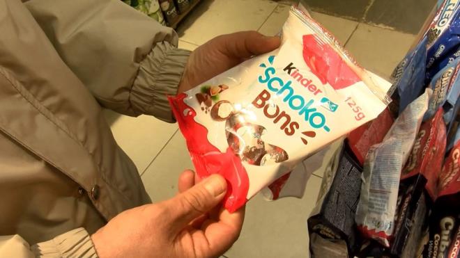 Denetimlere katlan stanbul l Tarm ve Orman Mdr Ahmet Yavuz Karaca, rnlerin sat zincirini takip ederek market market gezdiklerini ifade etti.    Tespit edilen rnlere el koyduklarna deinen Karaca, "Avrupa'da alarm veren Salmonella bakterisi tayan rnlerle ilgili geri bildirimlerle beraber, 2 partide sknt olduunun tespit edilmesiyle beraber bakanlk olarak harekete getik. Firmadan geri izlenmeler yaplarak, nerelere rn verilmi, ne yaplm noktalar belirledik.  Firma da ayn ekilde toplatma ve geri ekme ilemlerine balad" dedi.