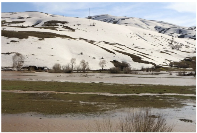 "HER YIL AYNI LEY EKYORUZ"    Her yl ayn ileyi ektiklerini belirten Medeni Berk Yasin, "lkbaharn gelmesiyle yamur yamas ve kar erimesi sonucu kymz sel felaketine maruz kalyor. u an birok ev ve ahr su altnda. Yetkililer buna bir zm bulsun istiyoruz" dedi.