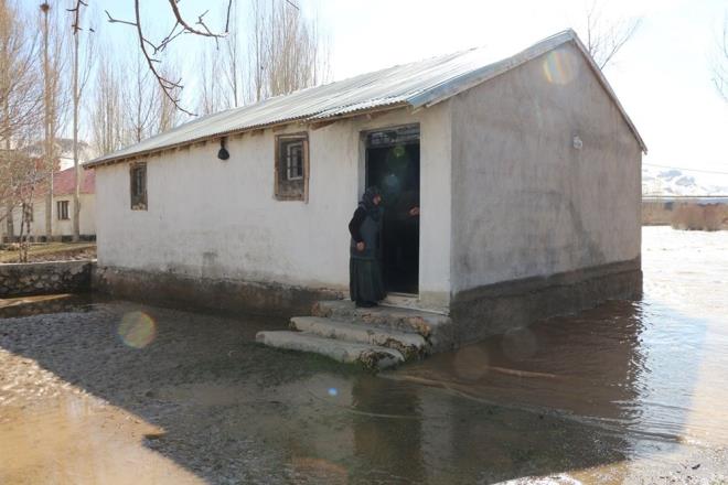 Bingl'n Karlova ilesinde hava scaklnn artmasyla birlikte karlar eriyince Peri ay tat. atak kynde binlerce hektarlk tarm arazisi ile 3 ev ve 3 ahr su bast.