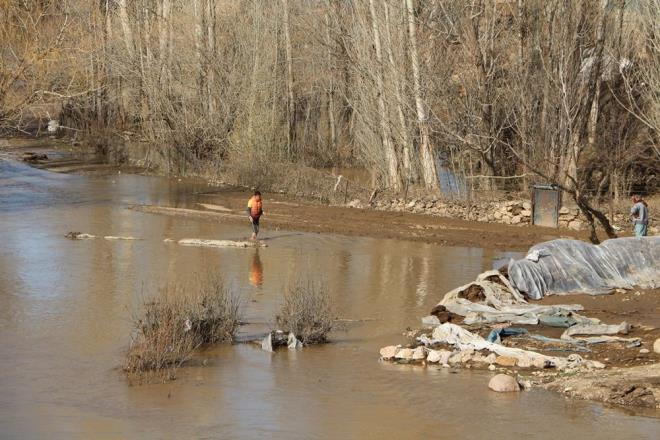 Kyller ahrlardaki hayvanlarn tahliye ederken, suyun daha da ykselmesinden tedirgin olarak yetkililerden yardm istedi.