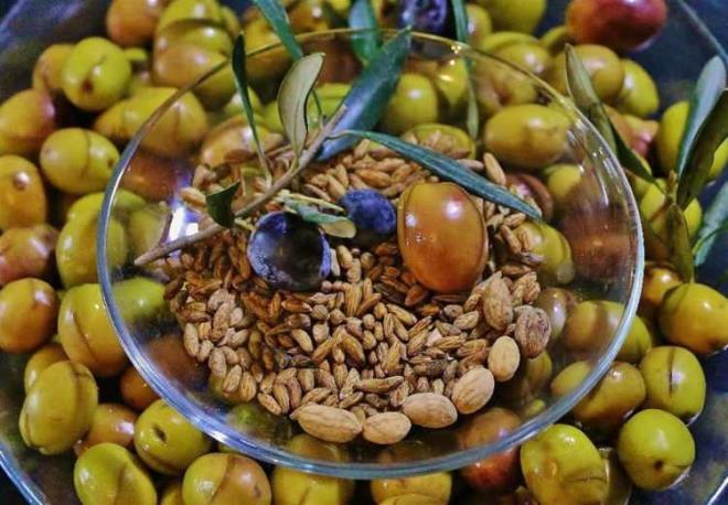 Zeytin ekirdei ierdii B vitamini kompleksi sayesinde vcuttaki hcreleri hzla onarr. zellikle sinir hcrelerinde etkili olan zeytin ekirdeinin ba arsn nlediini vurgulayan Karatay, ayn zamanda bakl glendirir.