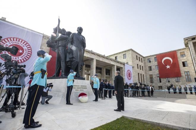 lk tren Antkabir'deydi... 23 Nisan Ulusal Egemenlik ve ocuk Bayramnda, Ankara'da trenler Antkabir'de balad.  TBMM Bakan Mustafa entop bakanlndaki heyet Ata'nn huzuruna kt.