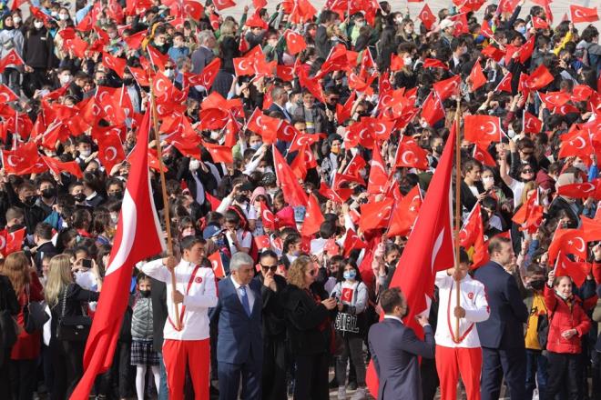 Atatrk'n mozolesine getirdikleri iekleri brakan ziyaretilerden bazlarnn sayg duruunda bulunduu, bazlarnn ise dua okuduu grld.