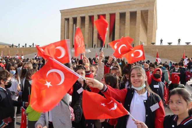 Antkabir resmi trenlerin ardndan ziyarete ald. Bayramn sahibi ocuklar ellerinde bayraklarla Ata'nn ebedi istirahatgahn doldurdu.