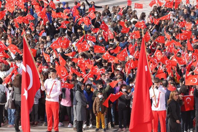 Askerlerin nbet deiimi srasnda yaptklar seremoniyi ilgiyle izleyen ziyaretiler, tren meydannda hatra fotoraf ektirdi.