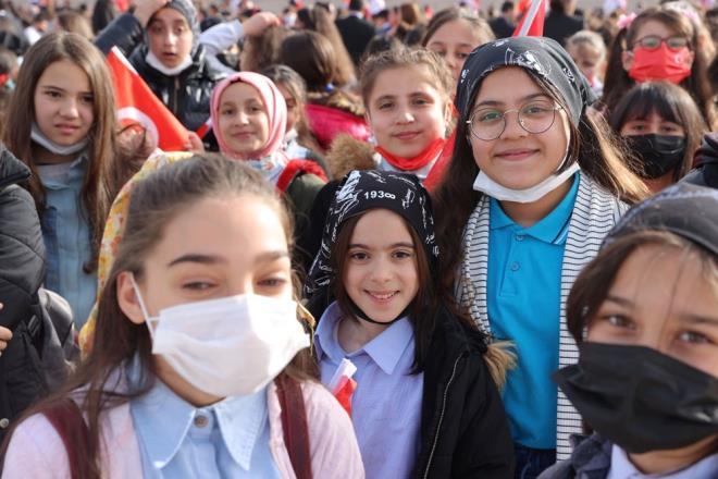 1921 ylnda milli bayram olarak kutlanmasna karar verilen 23 Nisan, Ulu nder Mustafa Kemal Atatrk tarafndan 1929 ylnda ocuklara armaan edildi.