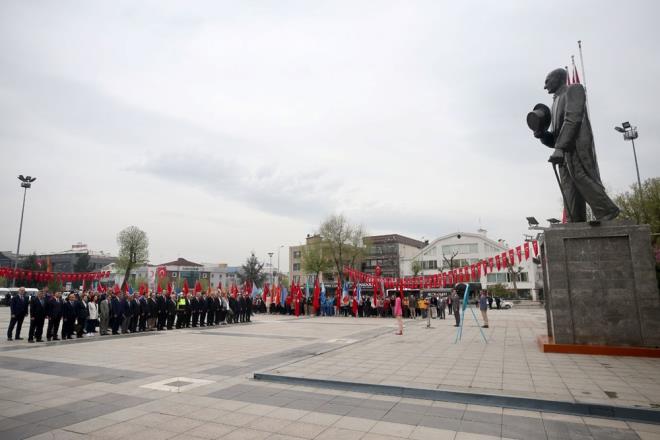 DZCE    Dzce'de 23 Nisan Ulusal Egemenlik ve ocuk Bayram dolaysyla tren dzenlendi. Antpark Meydan'ndaki trene, l Milli Eitim Mdr Tamer Krba, ube ve okul mdrleri ile retmenler katld.