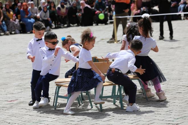 ERZURUM    Erzurum'un enkaya ilesinde dzenlenen 23 Nisan Ulusal Egemenlik ve ocuk Bayram treni renkli grntlere sahne oldu.