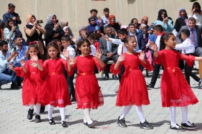 ZONGULDAK    Zonguldak Valilii nnde 23 Nisan Ulusal Egemenlik ve ocuk Bayram dolaysyla tren dzenlendi. Trende, Atatrk Ant'na elenk sunuldu, sayg duruunda bulunulup stiklal Mar okundu.