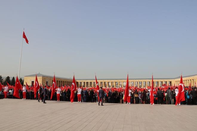 Antkabir'in Akdeniz ve Anadolu kaplarnn giriinde bekleyen her yatan vatanda, ellerindeki Atatrk posterleri ve Trk bayraklaryla Ata'nn huzuruna kt.