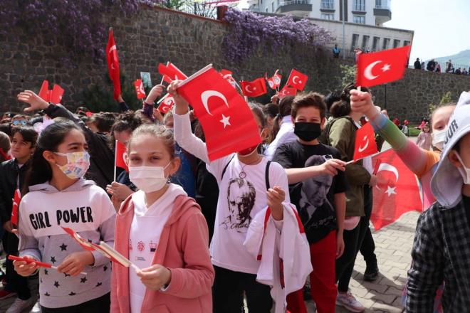TRABZON    Trabzon'da, 23 Nisan Ulusal Egemenlik ve ocuk Bayram eitli etkinliklerle kutland. Etkinlikler kapsamnda, Cumhuriyet Alan'nda elenk sunma treni gerekletirildi.