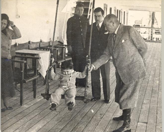 ?Kk hanmlar, kk beyler! Sizler hepiniz gelecein bir gl, yldz ve ikbal snz.Memleketi asl a boacak olan sizsiniz.Kendinizin Ne Kadar nemli, Deerli Olduunuzu Dnerek Ona Gre alnz. Sizlerden ok ey Bekliyoruz.?