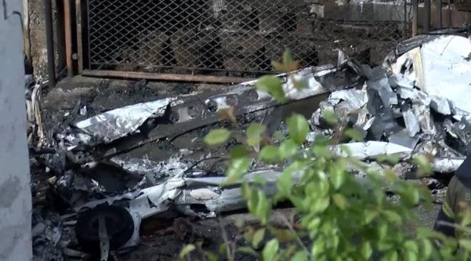 Bursa'da eitim ua evlerin arasna dt: 2 kii hayatn kaybetti - 6  GRG TANII OLAYI ANLATTI    Blgede evi bulunan Mustafa Yldz ise alt katta ikamet ettiini, patlama sesi duyunca balkona ktn aktard.    nce bir aracn diree arptn dndn bildiren Yldz, unlar anlatt:    "Alev alev yanyordu. Komuya sordum, uan dtn syledi. Oradaki bir evin atsna dp alev aldktan sonra sokaktaki aralarn zerine inmi. Park halindeki bir servis arac vard, yanyordu. nsanlar kouturmaya balad. Her taraf dumanlar sard. Canl varsa kurtarrz belki diye baktlar ama patlamalar art arda gelince korkup geri ekildiler."