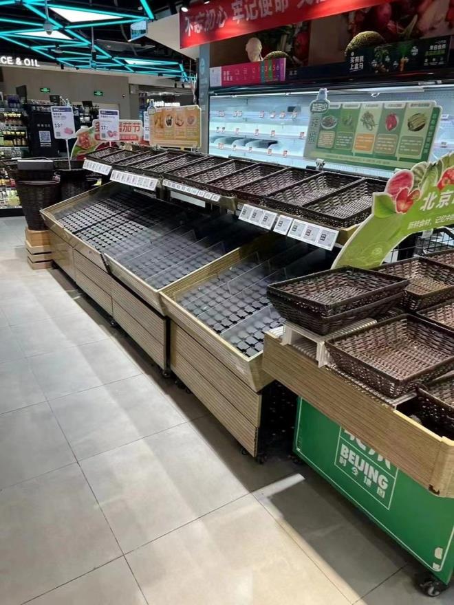 Birok spermarkette rn raflar boalrken, kasalarn nnde uzun kuyruklar olutu.