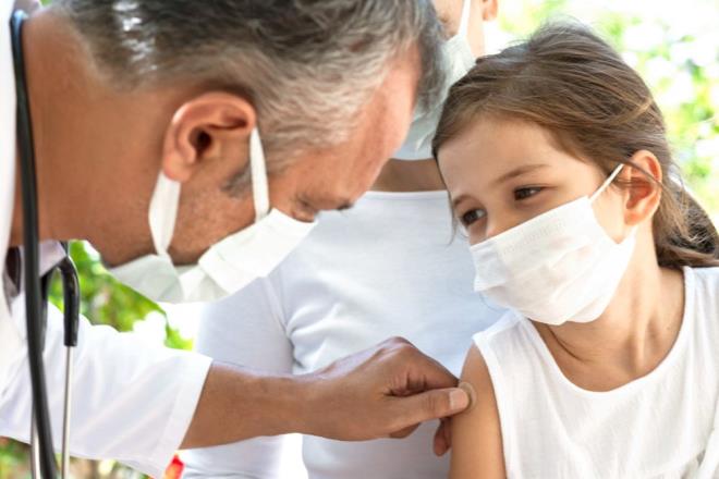 NEDEN PANDEM DNEMNDEK KAPANMALAR MI?    Dier taraftan, aniden ortaya kan kresel hepatit salgnna ilikin bir baka olas aklama ise Covid-19 pandemisinde uygulanan kstlamalarn, kk ocuklarn hayatlarnn biraz daha sonraki bir noktasnda adenovirse ilk kez maruz kalmasna yol am olabilecei. Ayrca bazlarnda "daha gl" bir baklk tepkisi ortaya koymas.