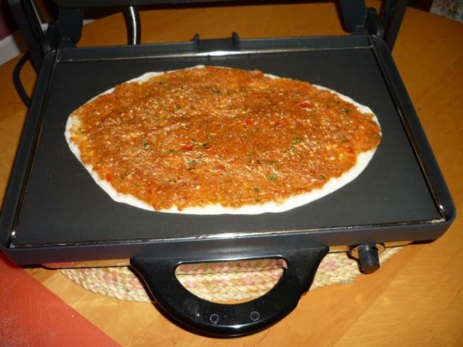 MALZEMELER<br>    1 paket lava ekmei  200-250 gram kyma  1 adet rendelenmi soan  1 adet rendelenmi domates  2 adet ince doranm yeil biber  1 adet ince doranm krmz biber  1 ay ka krmz biber  1 ay ka karabiber  Tuz  nce kylm maydanoz  2 adet limon