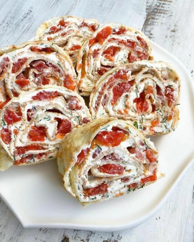 rplm yourt, tuz, yumurtalar ve sv ya bir kasede rpn.    Yufkann birini tezgaha serin ve bir kk kepe yardm ile sostan alarak zerinde gezdirin.    Bir fra ile sosu yufkann her yerine srn.    Szme peynirin bir ksmn yufkann her yerine eit gelecek ekilde datn.    zerine dier yufkay serin. Sosla slatn ve fra ile sosu yufkann her yerine srn.    Rendelenmi kaar peynirini, yufkann her yerine gelecek ekilde serpin. Kalan szme peyniri de datn.    Son olarak peynirlerin zerine doranm maydanozlar serpin.    Yufkay rulo eklinde sarn. 2 parmak kalnlnda dilimlere ayrn.    Bir tost makinesine piirme kad serin. zerine dilimler halindeki yufkalar aln.    Makinenin tam kapanmamas iin tost makinesine bir mutfak gereci koyun. 20 dakika bu ekilde piirin.    Makineden dilimler halindeki brekleri alp, dilediiniz gibi servis edebilirsiniz.    Afiyet olsun...