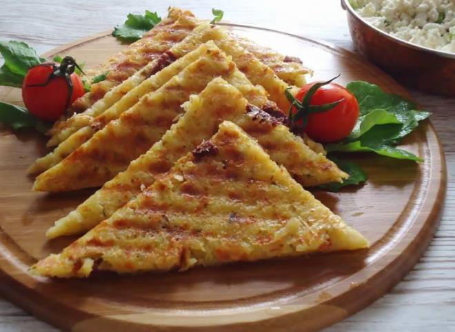 2-PATATES TOSTU TARF:     Hem pratik hem lezzetli hem de doyurucu olan patates tostunu ok seveceksiniz. nanlmaz pratik, kap kacak kirletmeyecek, leziz bir tarif. Patates tostu zellikle ocuklarn severek yedikleri bir kahvaltlk.