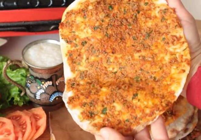 YAPILII    Kymay soan, domates, biber ve baharatlar ile kartrp iyice yourun. Lavalarn zerine orta byklkte bir kase yerletirip bak ile kesin. istediiniz bykle gre kase tercih edebilirsiniz.    Ellerinizi suyla biraz slatn. Lavalarn zerine hazrladnz kymal hartan koyup parmaklarnzla bask uygulayarak lavan zerine yapmasn salayn.    Tost makinesini iyice stn. Tost makinesinin altna lavalar yapmasn diye yal kat serin. Hazrladnz fndk lahmacunlar kadn zerine yerletirin.    ahmacunlarn stne de yal kat koyarsanz i harcnn tost makinesine yapmasn engellersiniz.