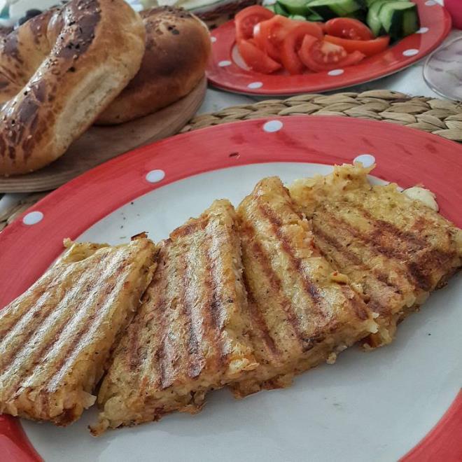 MALZEMELER  <br>  3 adet patates rendelenmi  1 ay barda kaar peynir  1 ay ka tuz  1 ay kann ucuyla karabiber  1 ay kann ucuyla kimyon  1 ay kann ucuyla kekik  2 yemek ka zeytinya  1 ay kann ucuyla pul biber  1 yemek ka rek otu ve susam