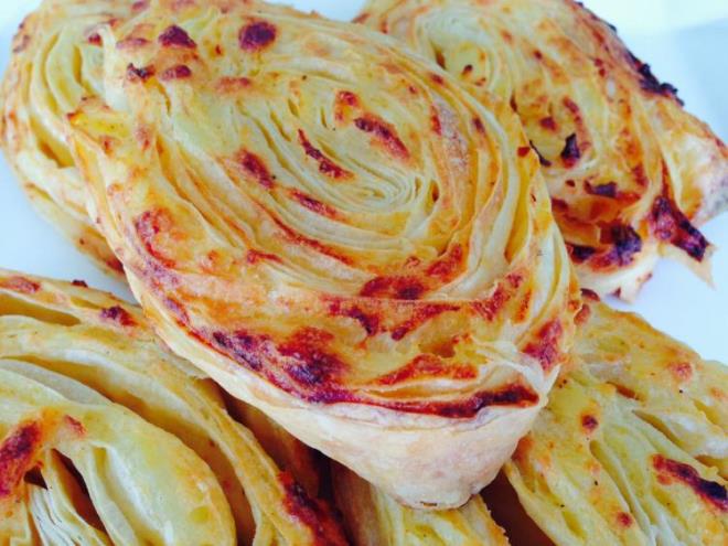 3- TOST MAKNESNDE BREK TARF:    i yumuak d tr, lezzetli lokmalk bir brek olsun. Yapm zorlamasn, sofray hazrlayana kadar kahvaltya yetisin. Yufka, peynir, maydanoz, i sosu ile bildiin brek aslnda. Deien ey pitii yer. Bu brek tost makinesinde piiyor.