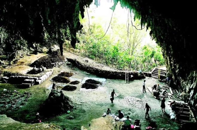 MODERN NSANLAR 200 BN YIL NCE EVRMLET    imdi, 74 yanda olan Dr. Forth, "dalarn ykseklerinde yerel halk tarafndan ara sra bu canllar grdn syledi? diye konutu. H. floresiensis'in iki yl sonra Liang Bua maarasnda kefedilmesiyle oke olduunu aktaran Forth,  ?Keif, zellikle kyllerin on yllardr anlatt hikayelerle tutarlyd? dedi.    Dier taraftan bilim insanlarnn aktardna gre, homo sapiens, yani modern insan tr  yaklak 200 bin yl nce evrimleti ve bu srenin bir blmnde dier 'homo' trleriyle birlikte yaad. Yaklak 30 bin yl nce ortadan kaybolan H. neanderthalensis'in (Neandertallerin)  modern insana gre 'en gen' homo tr olduuna inanlyordu.