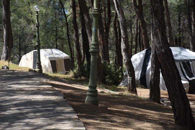 ADIR 110 TL, KARAVAN 200 TL    Kamp cretleriyle ilgili bilgi veren Cesur, "Biz adrlardan gecelik 110 TL cret alyoruz. Elektrik, aydnlatma, tuvalet ve du fiyatn iinde yer alyor.    Karavanlardan 200 TL cret alyoruz. Tesisteki adrlardan kiralamak isteyenlerin ise 200 TL demesi gerekiyor. Bu fiyatlar da tercih sebebi oluyor. Sakin ve huzurlu bir tatil geirmek isteyen doaseverler kamp tatilini tercih ediyor. Pandemi ile birlikte yzde 600 gibi bir art yaand. Doann iinde vakit geirmek isteyenler bu tatile yneldi" dedi.