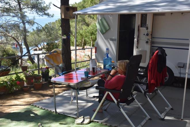 Son yllarda adr veya karavan kamp youn ilgi grrken, Ramazan Bayram tatili ncesi Trkiye'nin gzde turistik blgelerindeki kamp alanlarnda hazrlklar yapld.     Kamplarda fiyatlar ise deiiklik gsteriyor. Kamp alanlarnda restoran ve kafeterya bulunmas, elektrik imkan, yemek piirme alan, tuvalet ve du imkanlar, gvenlik, amar ykama alanlar fiyatlarn belirlenmesinde etkili oluyor.