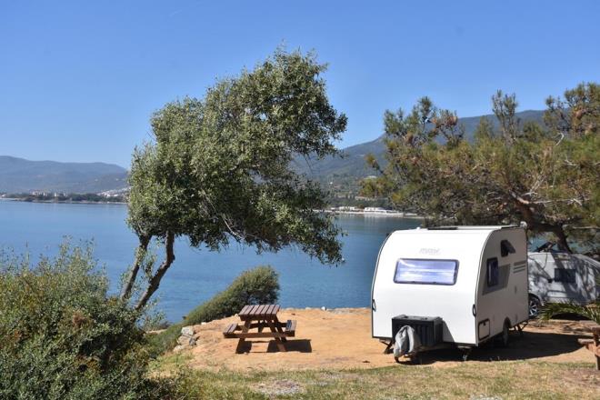 "KARAVAN YORUCU DEL"    Karavan tatili yapan vatandalardan Neslihan Yolda ise "Biz yeni karavancyz ve ok memnunum. Yalnz kalamam ve kk bir yerde yaayamam sanyordum ama yle deilmi. Bulunduumuz ortam olduka nemli. Bulunduunuz yer keyifli ise karavanda yaamak ok gzel. Bayram tatilinde de karavan kampnda olacaz. Bizim iin tatil artk karavan demek. Karavanda yorulmuyorsunuz" diye konutu.