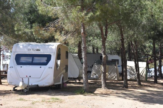 zmir'in Gmldr ilesinde adr kamp 85 TL, karavan 100 TL, Foa ilesinde adr ve karavan 75 TL, Seferihisar ilesinde adr kamp 75 TL, Dikili ilesinde adr kamp 70 TL, eme ilesinde adr kamp 85 TL, Karaburun ilesinde adr kamp 70 TL olarak sralanyor. Menderes ilesinde ise adr bana 110 TL, karavan iin 200 TL cret alnyor.