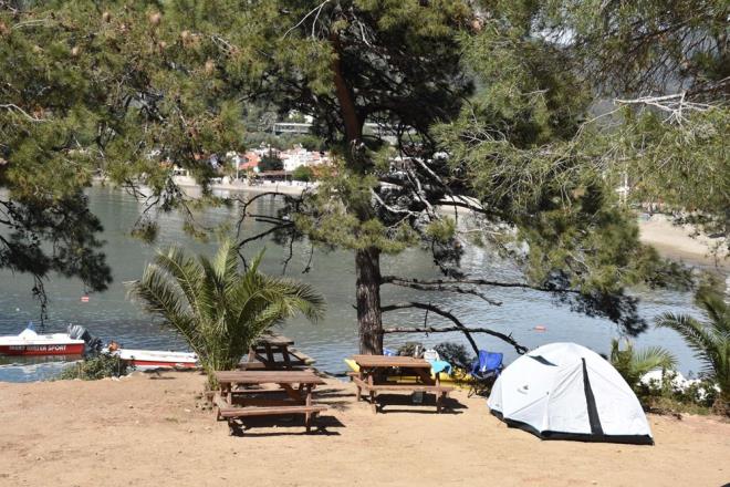 60 liraya Ramazan Bayram tatili - 5  HAZIRLIKLAR TAMAMLANDI    zmir'in Menderes ilesi zdere mevkiinde bulunan bir kamp alannn mdrln yapan Erhan Cesur, bayram tatiline ynelik hazrlklar neredeyse tamamladklarn belirterek, "nmzde bayram tatili var. 220 dnm bir arazi zerindeyiz. ok geni bir alan olmas sebebiyle bu tarz tatillerde adr ve karavan saymz ok oluyor.    Bunlarn elektrik, su, altyaplar, alann temizlii, dularn bakm onarmn gerekletirdik. Alan byk olunca evre temizlii ok nemli oluyor. Tadilat ve malzeme ikmalini yapyoruz. Hazrlklar yzde 90 orannda tamamladk" dedi.