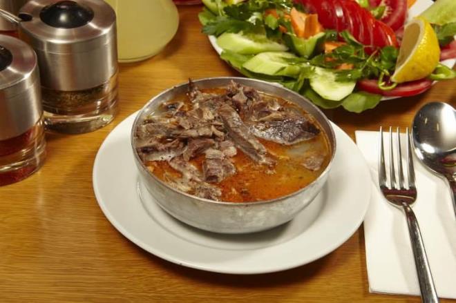 PAA ORBASI      Yzyllardr herkes tarafndan bilinen paa orbas hayvansal maddeler ierir. Bu maddeler insan kemiinin gelimesine katk salar. Ayrca spor yapanlarn mutlaka tketmesi gereken ifa deposu bir besindir. Kemiklerin hzla iyilemesi ve glenmesi iin akla gelen ilk besin olan paa orbasnn faydalar bilim insanlar tarafndan da onayland.