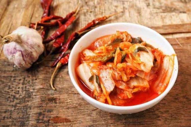 Lahana ieren kimchi, bu sayede gl bir lif kaynadr. Liflerde mide ve barsaklarn olmazsa olmazdr. Az m,ktarda tuzlanm ve eitli baharatlarla fermente edilen kimchi, kandaki enfeksiyonu da azlatr.