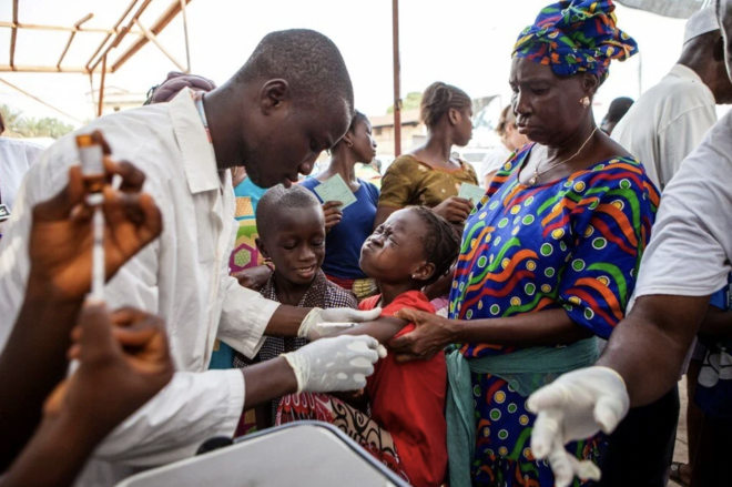Kzamk, ounlukla ocuklara saldran bir virsn neden olduu hastala deniliyor. En ciddi komplikasyonlar krlk, beyin imesi, ishal ve iddetli solunum yolu enfeksiyonlarn ieriyor. Pek ok lke bu hedefin ok gerisinde kalsa da, en az yzde 95 orannda alama, kzamn yaylmasn nlemenin en iyi yolunu oluturuyor.