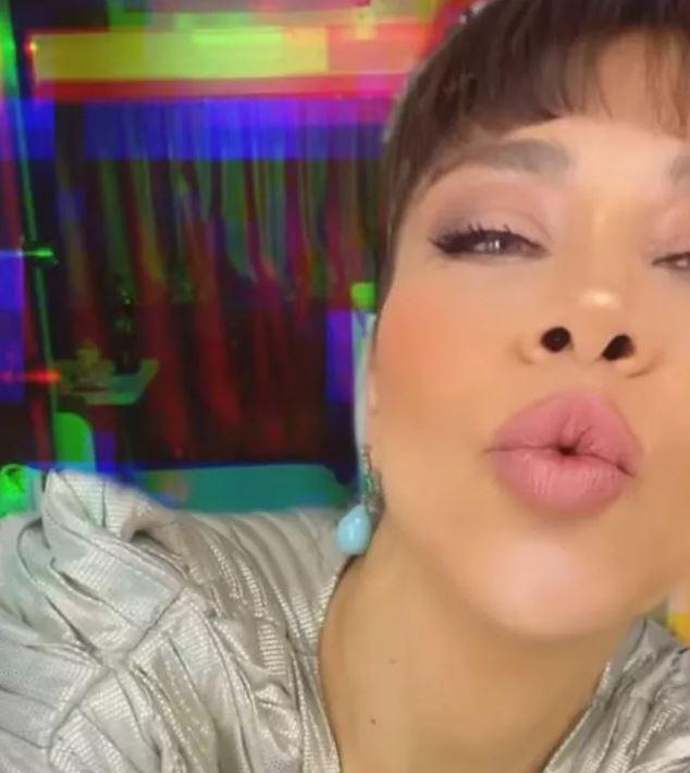 Verdii kilolarla dikkat eken oyuncu Yeim Ceren Bozolu, "48 yandaym ama geenlerde sarn halimle 18 yandaki Aleyna Tilki'ye benzetilmiim'' demiti. Filtre kullandn syleyen Yeim Ceren Bozolu estetik itirafnda da bulunmutu.