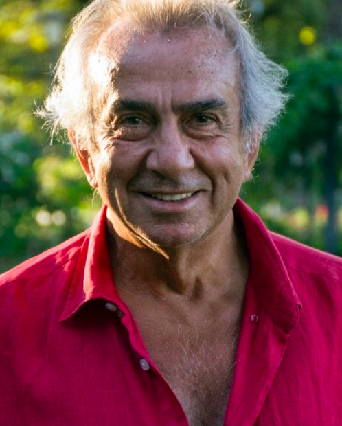 Olduka gen bir yata emekli olduu iin, yllarca alt kuruma, daha sonra konuk oyuncu stats ile geri dnmtr. Ayrca, tiyatro hayat boyunca, Tiyatro stanbul, Sadri Alk Tiyatrosu gibi tiyatrolarda konuk oyuncu ve konuk ynetmen olarak almalar yapmtr.