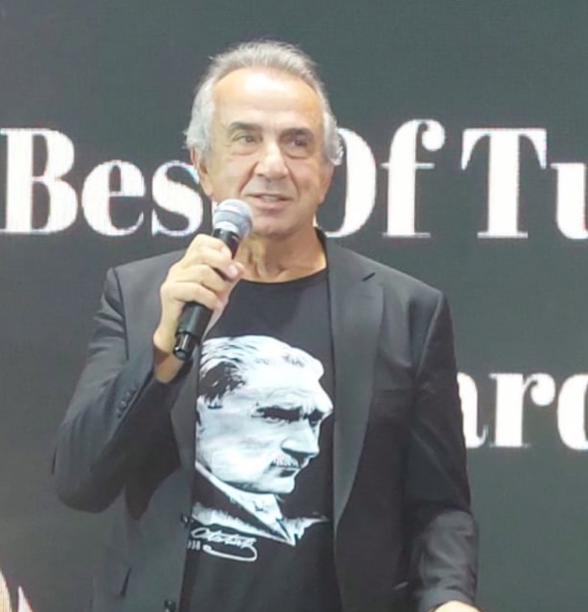 Armaan alayan'n YouTube zerinden yapt "Dur bi dinle" programnn yeni blm konuu usta tiyatrocu Erhan Yazcolu oldu.