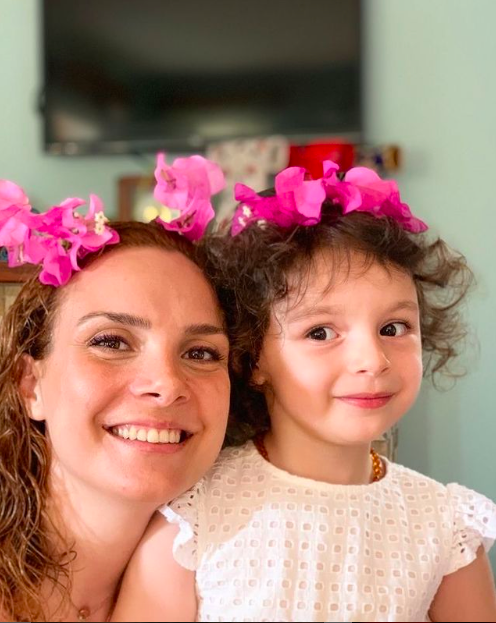 Trk tiyatro ve sinema oyuncusu, ynetmen, seslendirme sanats ve sunucu Erhan Yazcolu, 1954 ylnda stanbul'da dnyaya geldi. Babas Muhsin Yazcolu?nun tm kar kmasna ramen 17 yanda stanbul ehir Tiyatrolar?na figran olarak girdi.