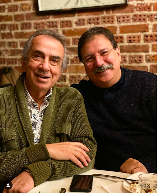 Biraz da aramz limoniydi eimle. 'Amaan sen de bu ne sevgi' dedi. 'Gel ye de greyim' dedi. Bu bana sylenir mi? Aldm ve yedim hocam! Vallahi yedim.