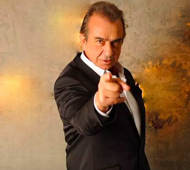 Erhan Yazcolu yllarn tecrbeli oyuncularndan biri. Hayat hikayesinin anlatld 'Dur bi dinle' programnda kznn nasl kakasn yediini anlatnca Armaan alayan oklara girdi.