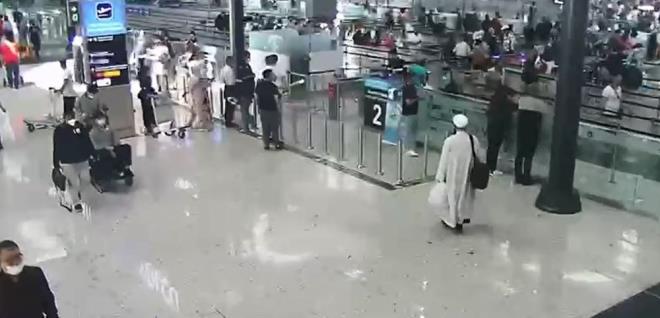 TEKRAR CEZAEVNE GNDERLD    Gzaltna alnan evki Berber ifadesinde 10 yldr sahte kimlikle dolatn ve bu zaman zarfnda havaliman ve polis kontrol noktalarndan sorunsuz bir ekilde getiini syledi.    evki Berber mahkemeye sevk edilmesinin ardndan cezaevine gnderildi.