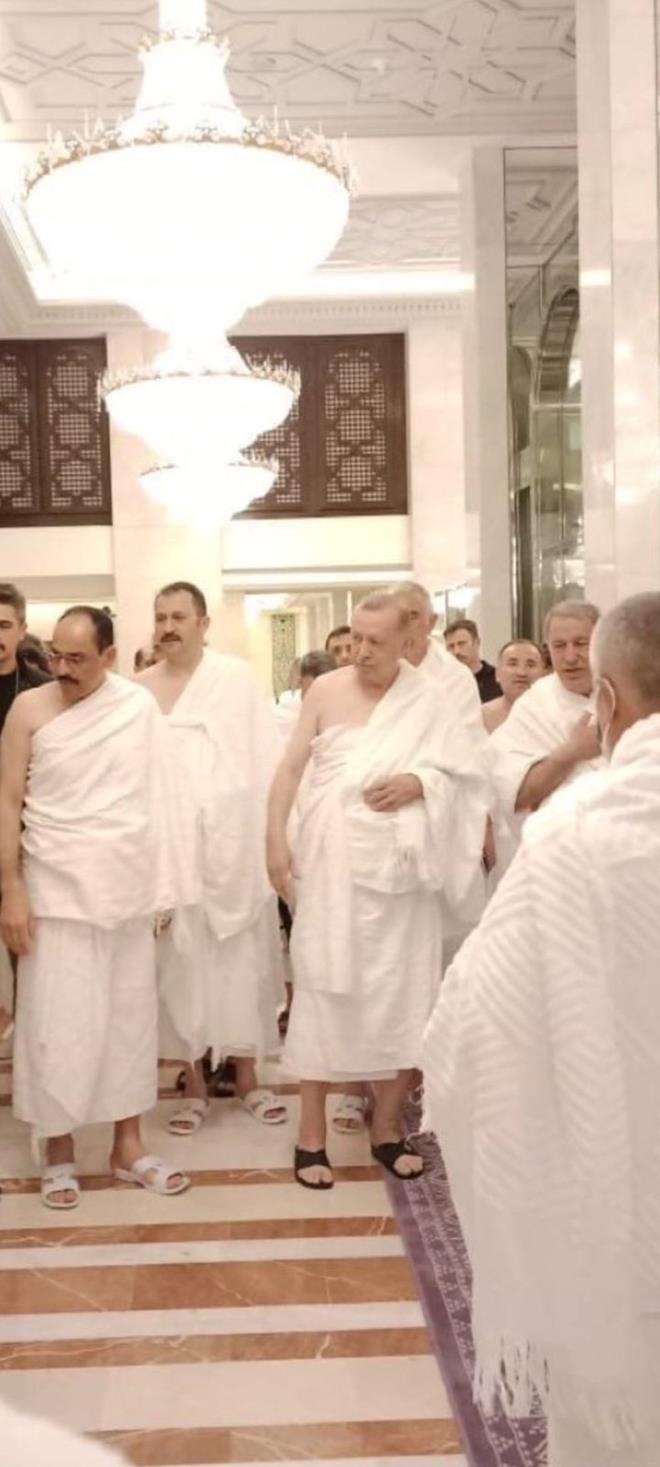 Grmelerin ardndan Mekke'ye hareket eden Erdoan, Kabe'ye umre ziyareti de gerekletirdi.    Sosyal medyada Cumhurbakan Erdoan'n umre ziyaretinden fotoraf paylaan stanbul Esenler Belediye Bakan ve BB AK Parti Grup Bakanvekili Mehmet Tevfik Gksu, "Umreniz mebrur olsun" ifadelerini kulland.