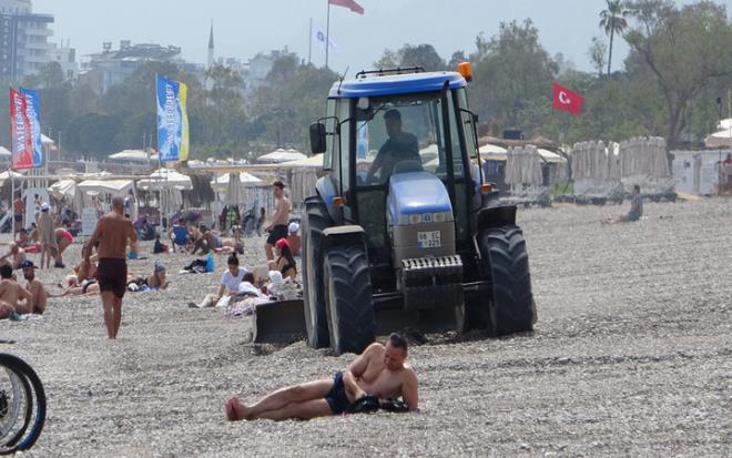 Hava scaklnn 23 derece lld turizm kenti Antalya?da, vatandalar ve turistler dnyaca nl Konyaalt Sahili?ne akn etti. Sahilde, vatandalar ve turistler, denizin ve gnein tadn kard, bazlar da glgelik alanlarda serinlemeyi tercih etti.