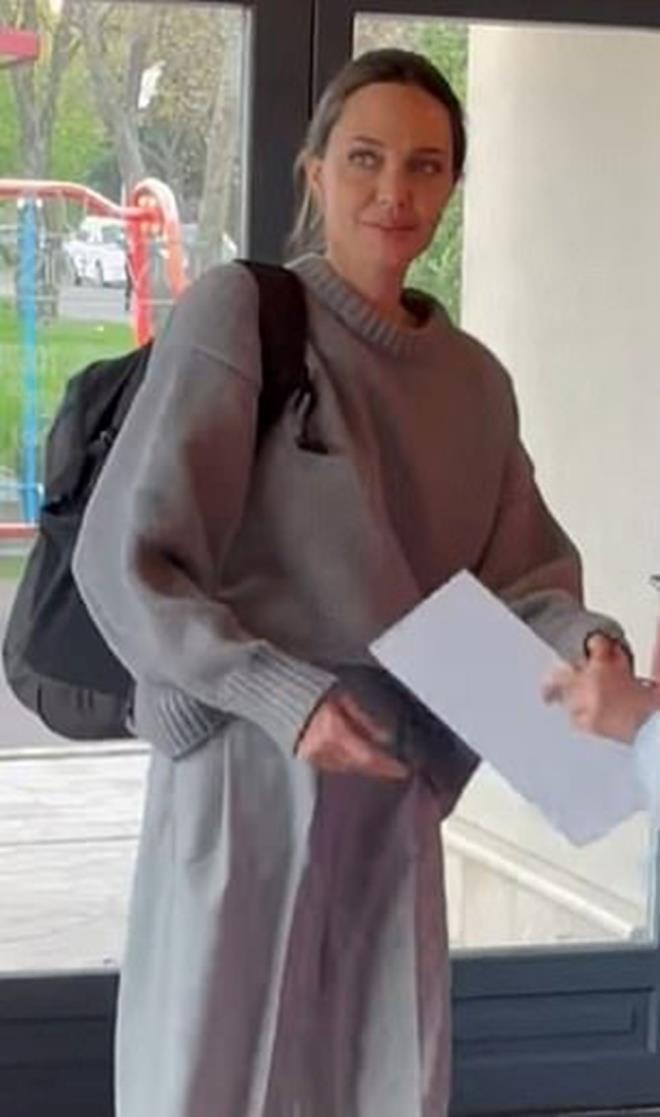 Sade bir kyafet giydii grlen Jolie, kendisine ilgi gsteren hayranlaryla sohbet etti.