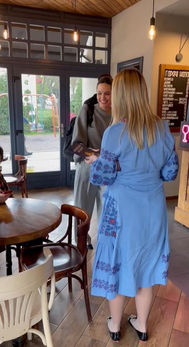 Rus kuvvetleri lkenin dousunda yeni bir saldr hazrlndayken destek ziyaretinde bulunan Jolie, Ukraynal hayranlarn artt.