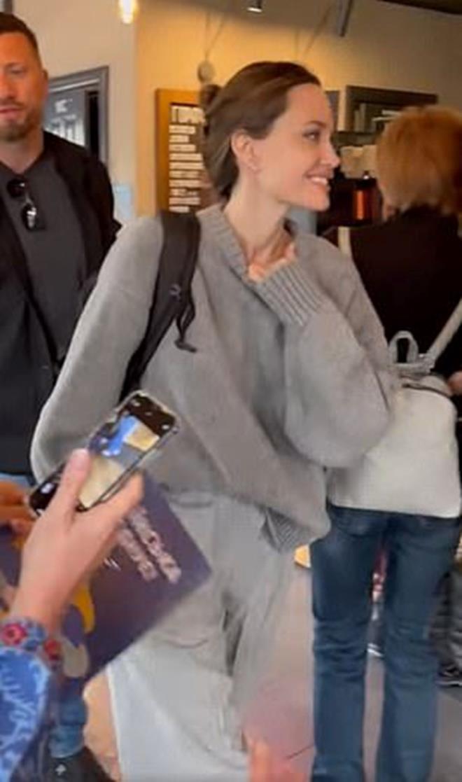 Dnyaca nl Amerikal oyuncu Angelina Jolie, bugn Ukrayna'ya srpriz bir ziyarette bulundu. 46 yandaki Hollywood yldz, Lviv kentinde bir kafede grntlendi.     Jolie'nin Rusya ile sava halinde olan lkeye srpriz ziyareti, Maya Pidhorodetska adl bir Ukraynalnn, ektii videoyu Facebook'ta yaynlamasyla ortaya kt.     Pidhorodetska, "zel birey yok. Sadece Lviv. Sadece kahve imeye gittim. Sadece Angelina Jolie" szleriyle, kendisine el sallayan oyuncunun videosunu paylatrken, Ukraynaca, "Ukrayna tm dnya tarafndan destekleniyor" diye yazd.