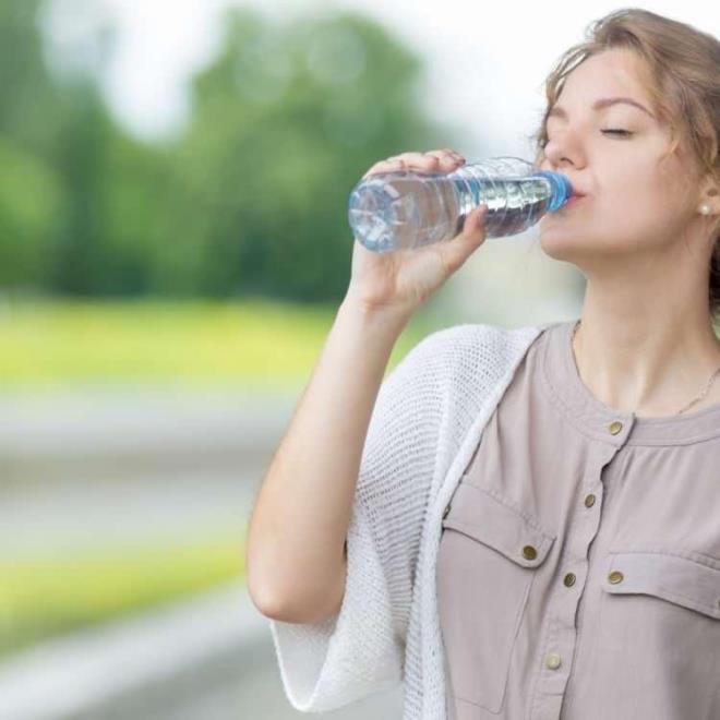Su tketimi 3 litrenin stnde olmamas gerekir. Aksi halde faydal olan su bbreklerin daha fazla almasan neden olur. Bu yzden gn iinde mutlaka 3 litre tamamlanacak ekilde su tketilmeli. Su tket,mi ve sv ayn ey deildir. Uzmanlar bu konu da ok ciddi uyarlarda bulunuyor. Doadaki dier tketilen sv besinleri vcutta suyun etkinliinin yerine gemez.