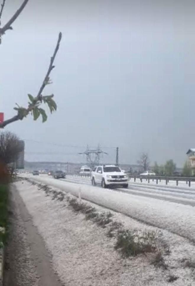 Su birikintileri ve dolu yayalara zor anlar yaatt.