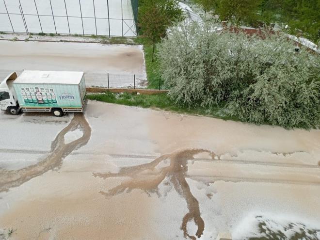 Meteoroloji 13. Blge Mdrlnn uyard saanak Elaz?da etkili oldu. Bir anda bastran yamur baz kesimlerde dolu olarak grld.